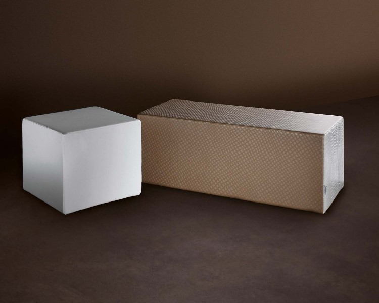Pouf squadrati in legno per sale d'attesa